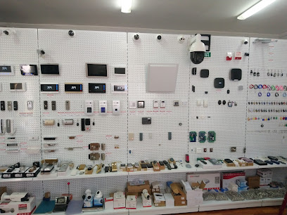 Verschiedene Schließzylinder und Schlösser an einer Wand